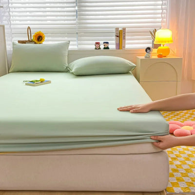 personne ajoutant draps housse vert sur matelas