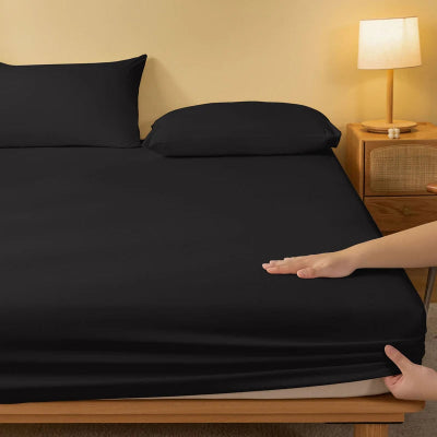 personne ajustant drap housse sur matelas