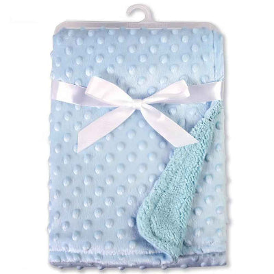 plaid bébé bleu plier et orner dun ruban