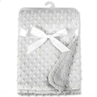 plaid bébé gris plier et orner dun ruban