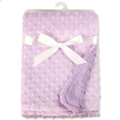 plaid bébé mauve plier et orner dun ruban