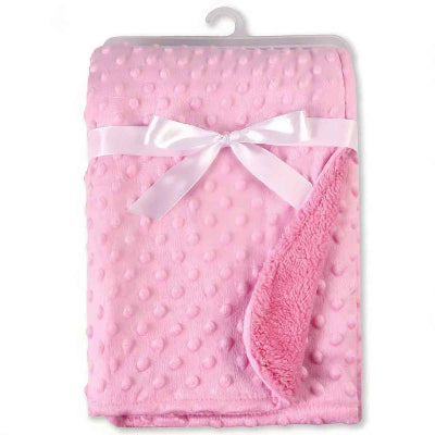 plaid bébé rose plier et orner dun ruban