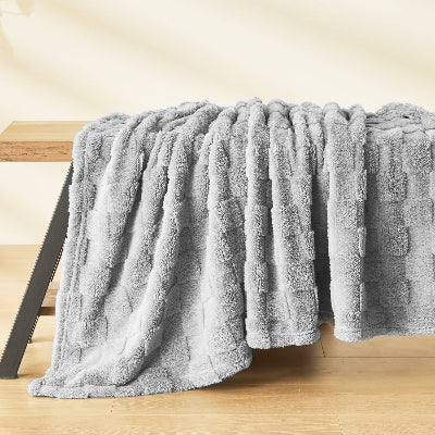 plaid canapé gris clair deposé sur banc