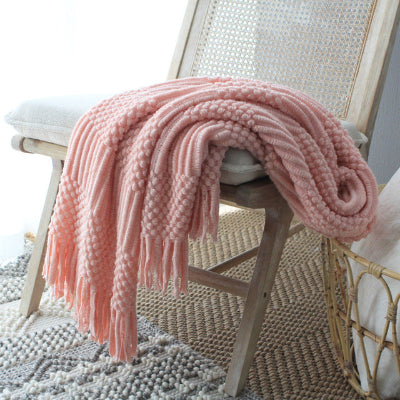 plaid rose déposé sur chaise