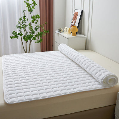 protection matelas à demi enroulée sur lit