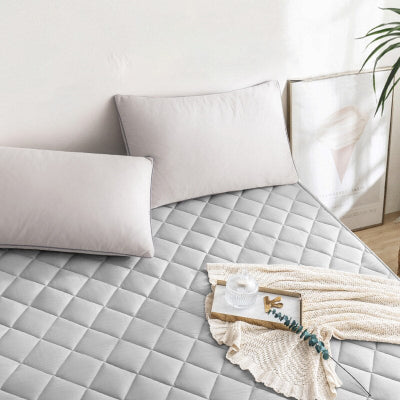 protection matelas gris sur matelas