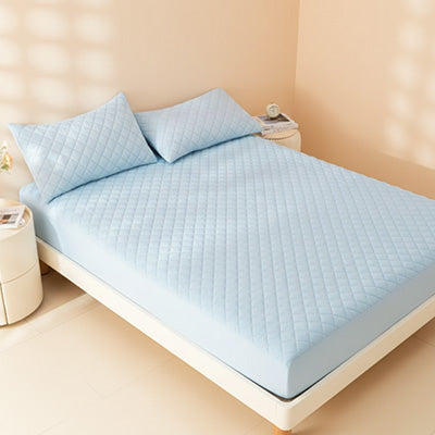 protège matelas imperméable bleu sur lit
