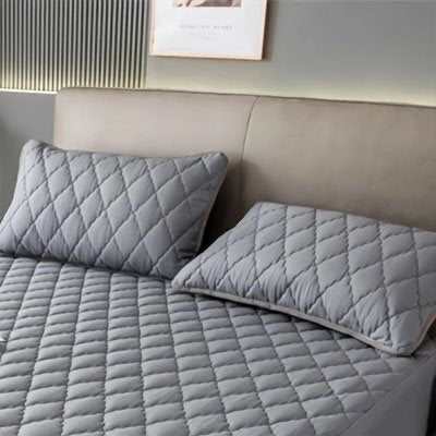 protege oreiller matelassée grise disposé sur matelas