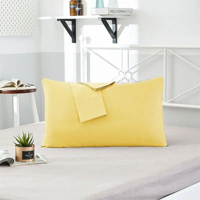 taie doreiller adossé a la tête de lit