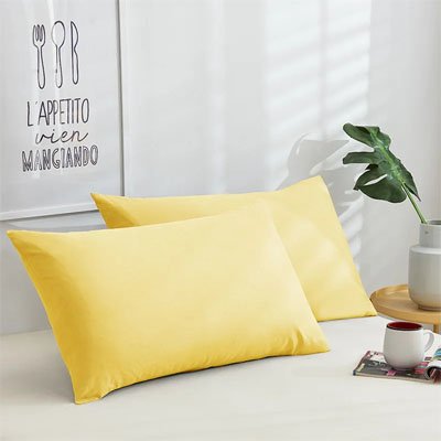 taie doreiller jaune adossé au mur lune devant lautre
