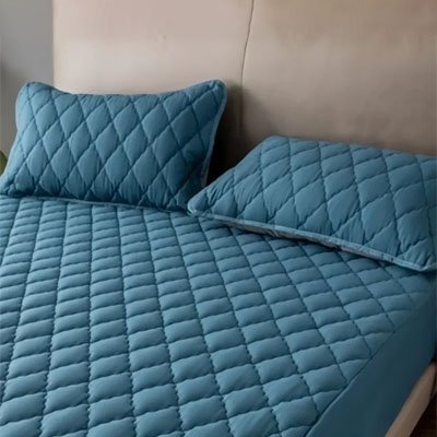 taie doreiller matelassee bleu dispose sur matelas
