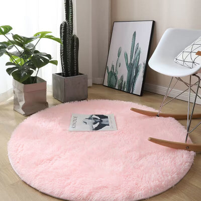 tapis rond rose devant chaise berçante