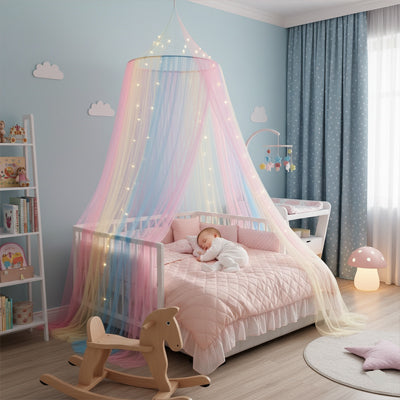 tout petit dans lit avec ciel de lit enfant