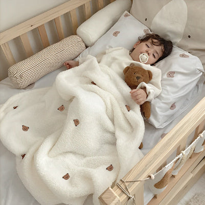 tout petit endormie paisiblement avec couverture en polaire bebe
