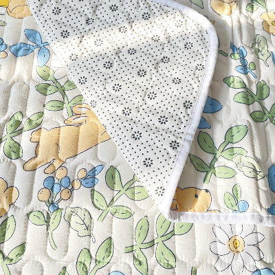 vue deux côtés protection matelas lapin
