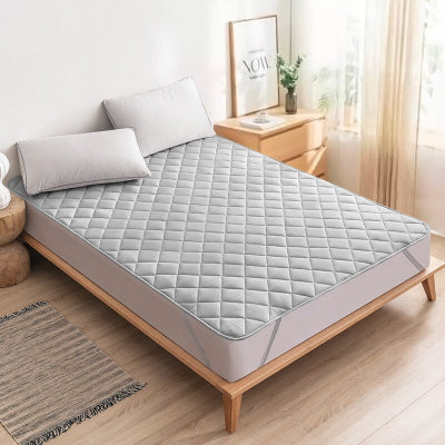 vue lit avec protection matelas blanc