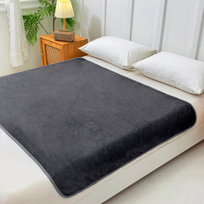 vue protection pour matelas noire sur lit