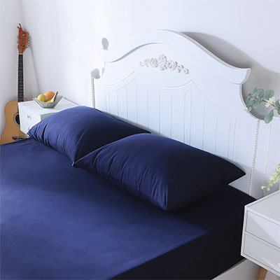 vue sur lit avec taie doreiller bleu