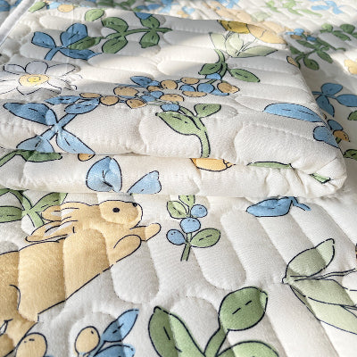 zoom motif lapin protection matelas